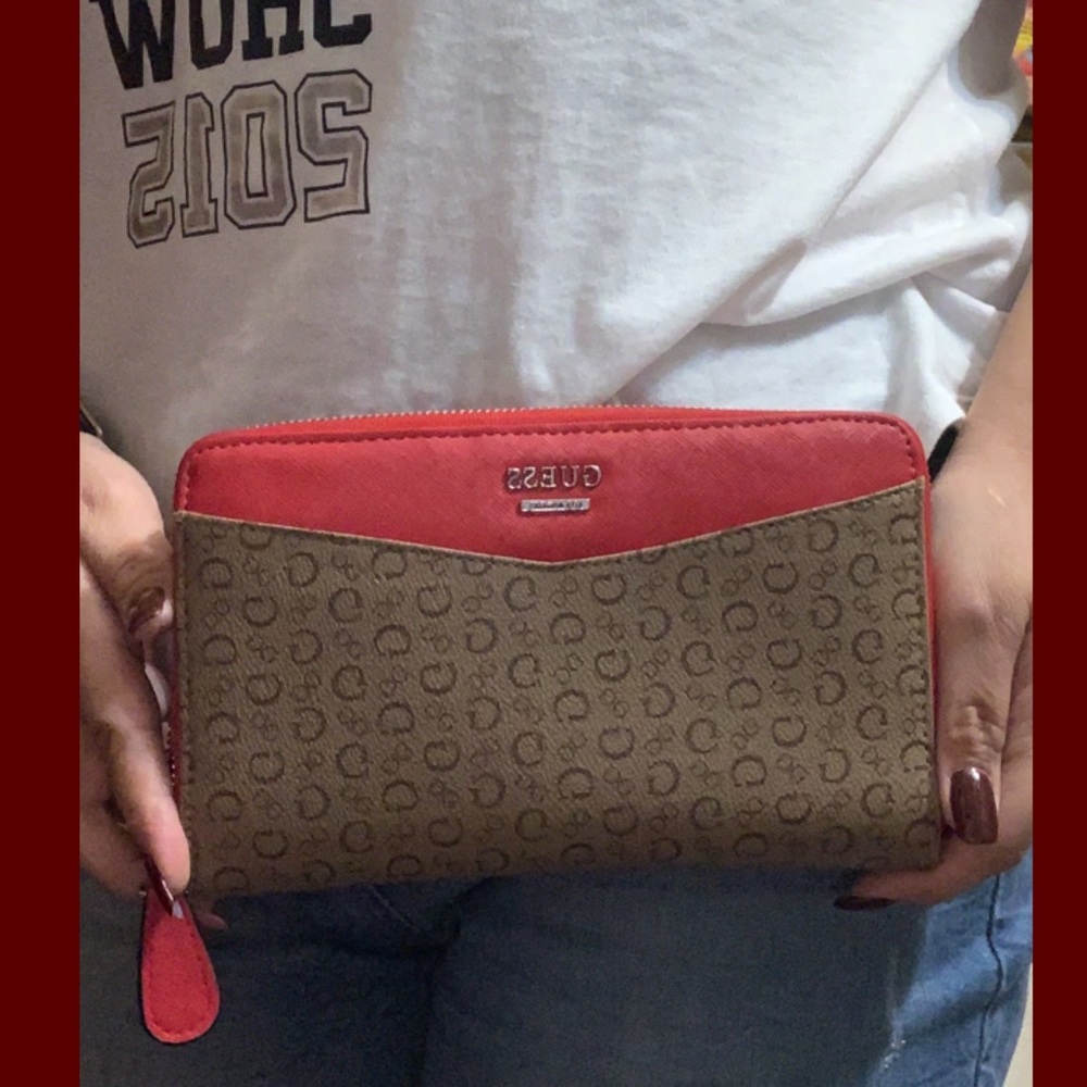 ❌❌❌SOLD SOLD SOLD❌❌❌GUESS MONOGRAM WALLET VGUC - Picture 4 of 7